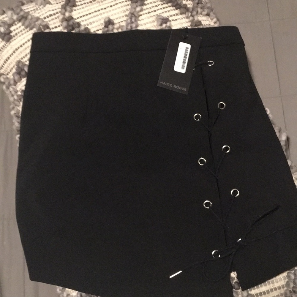 Black HAUTE ROGUE skirt, size L NWT “faux” lace up
